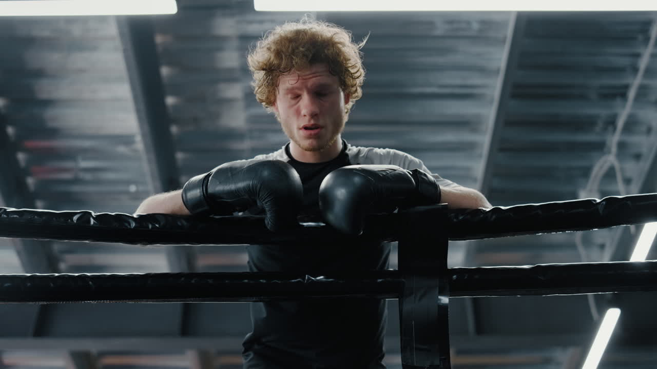 체육관 에서 서 있는 무관심 한 운동 선수