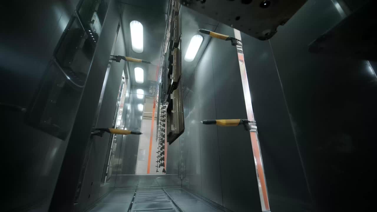 промышленный процесс окрашивания металлических деталей в красочной кабинке