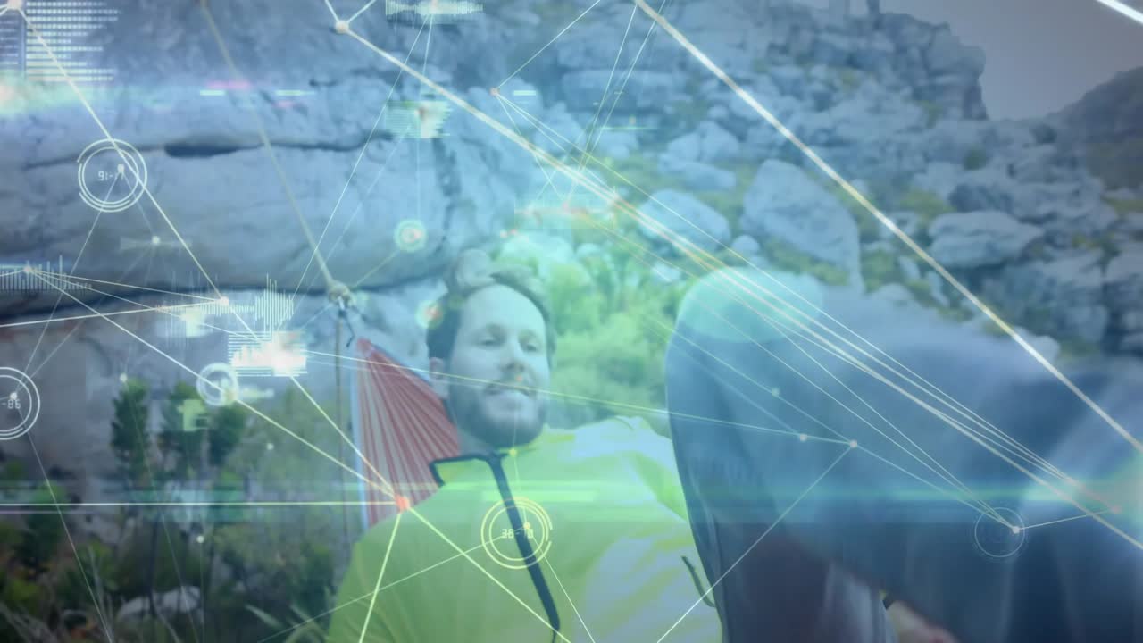 Uomo di mezza età che fissa un'amaca su una parete rocciosa, avviando un overlay tecnologico e abbandonandosi al relax.