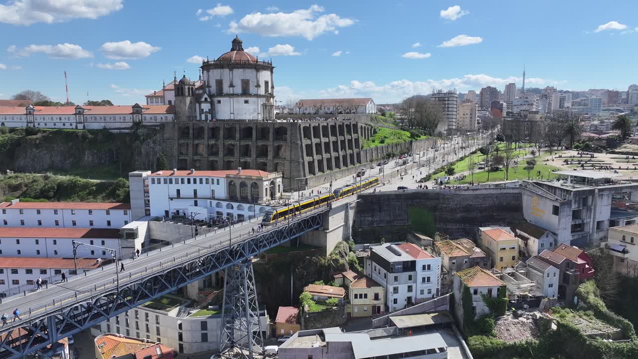 Ponte Dom Luís I a Porto, nel distretto di Porto, Portogallo. Paesaggio del centro città. Patrimonio culturale. Scenario dei trasporti pubblici. Ponte Dom Luís I a Porto, in Portogallo. Attrazione turistica.