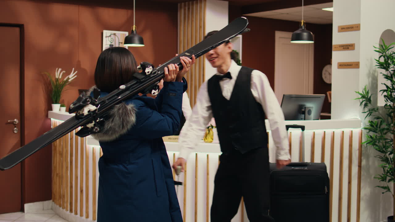 스키 슬로프의 접수 담당자에게 물어보세요.