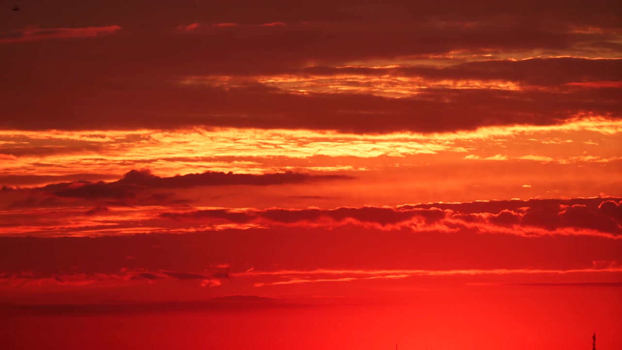 Heller goldener Sonnenuntergang, der eine moderne Stadt-Skyline beleuchtet