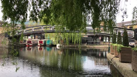 Brücke-In-Der-Nähe-Von-Camden-Lock-Am-Regent-Canal-In-London-Durch-Trauerweiden-Gesehen