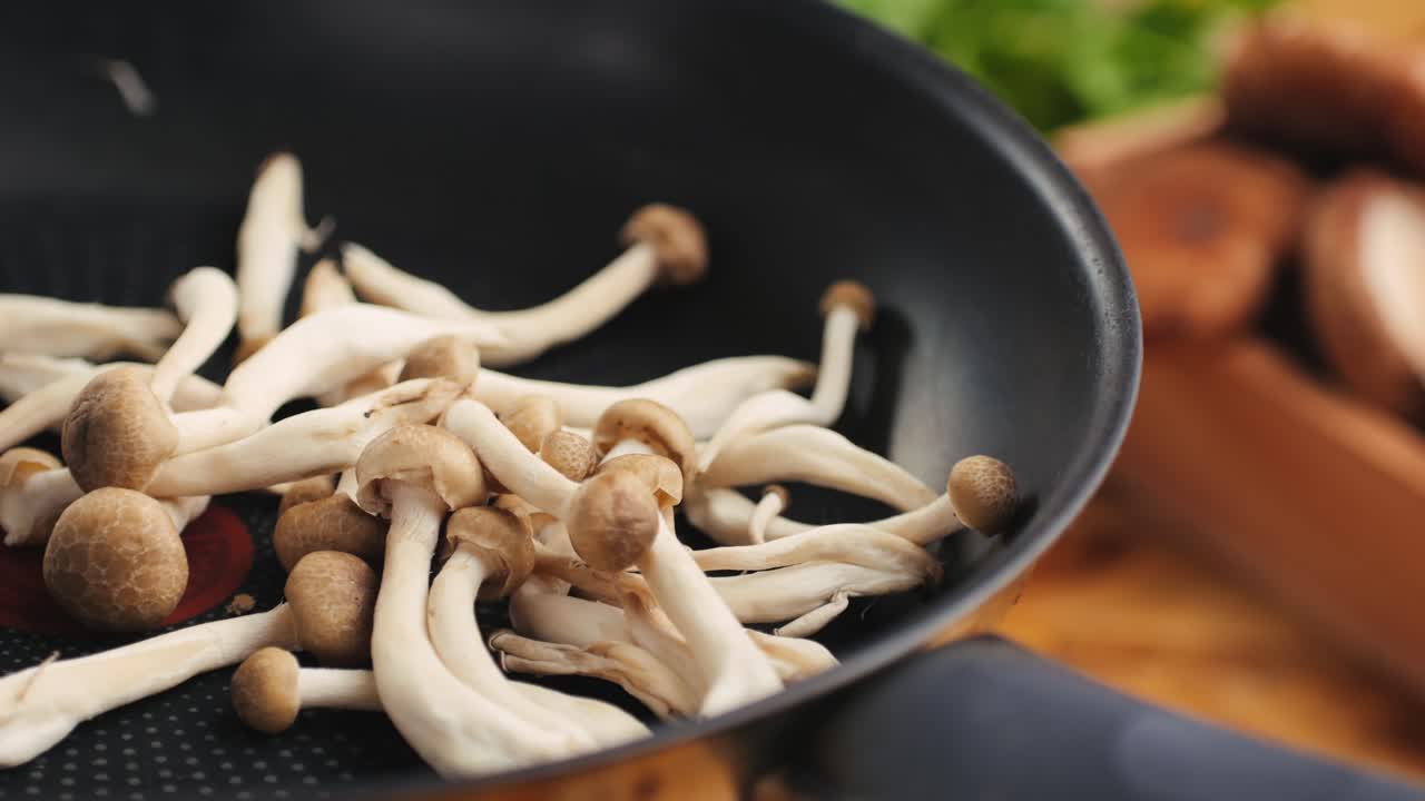 cocinar setas en una sartén