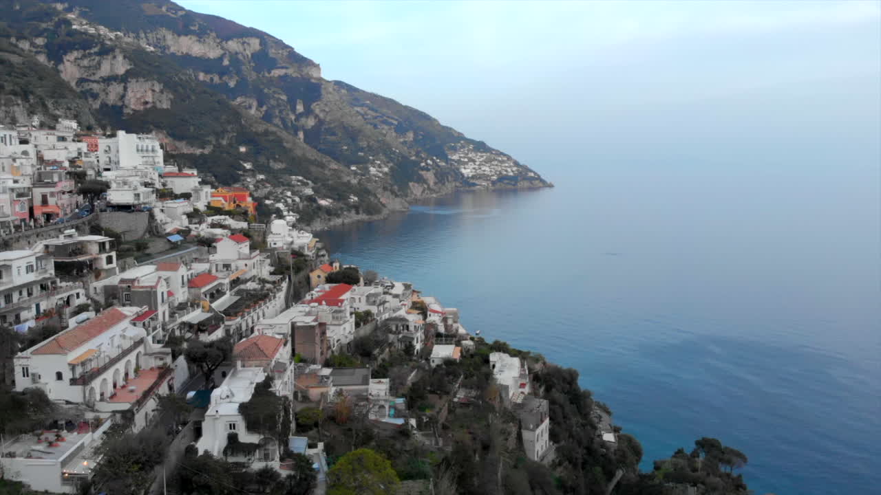 de la montaña al mar en el hermoso positano