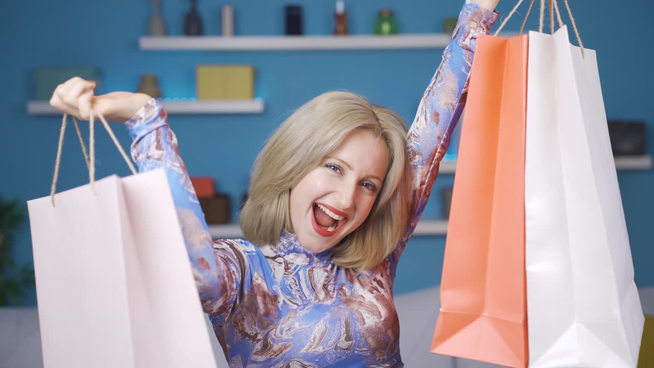 una joven feliz a la que le encanta ir de compras.