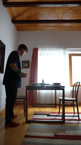 hombre en el comedor