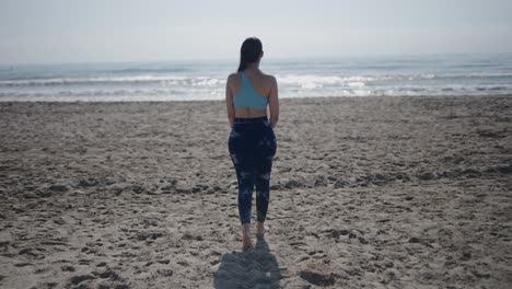 mujer caminando por una playa