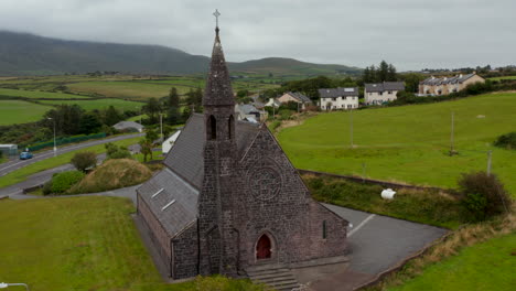 Aufsteigende-Luftaufnahmen-Der-Historischen-Struktur-Der-Steinkirche-Des-Hl.-Johannes-Des-Täufers.-Altes-Religiöses-Wahrzeichen-Mit-Turm.-Irland