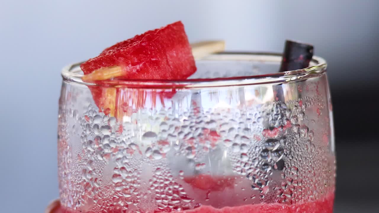 zumo de sandía refrigerado disfrutado en la orilla del mar