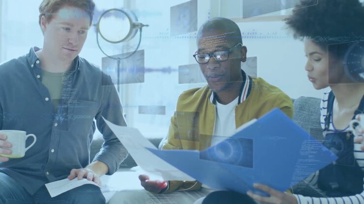 Animazione dell'elaborazione dei dati finanziari su diversi uomini d'affari in ufficio