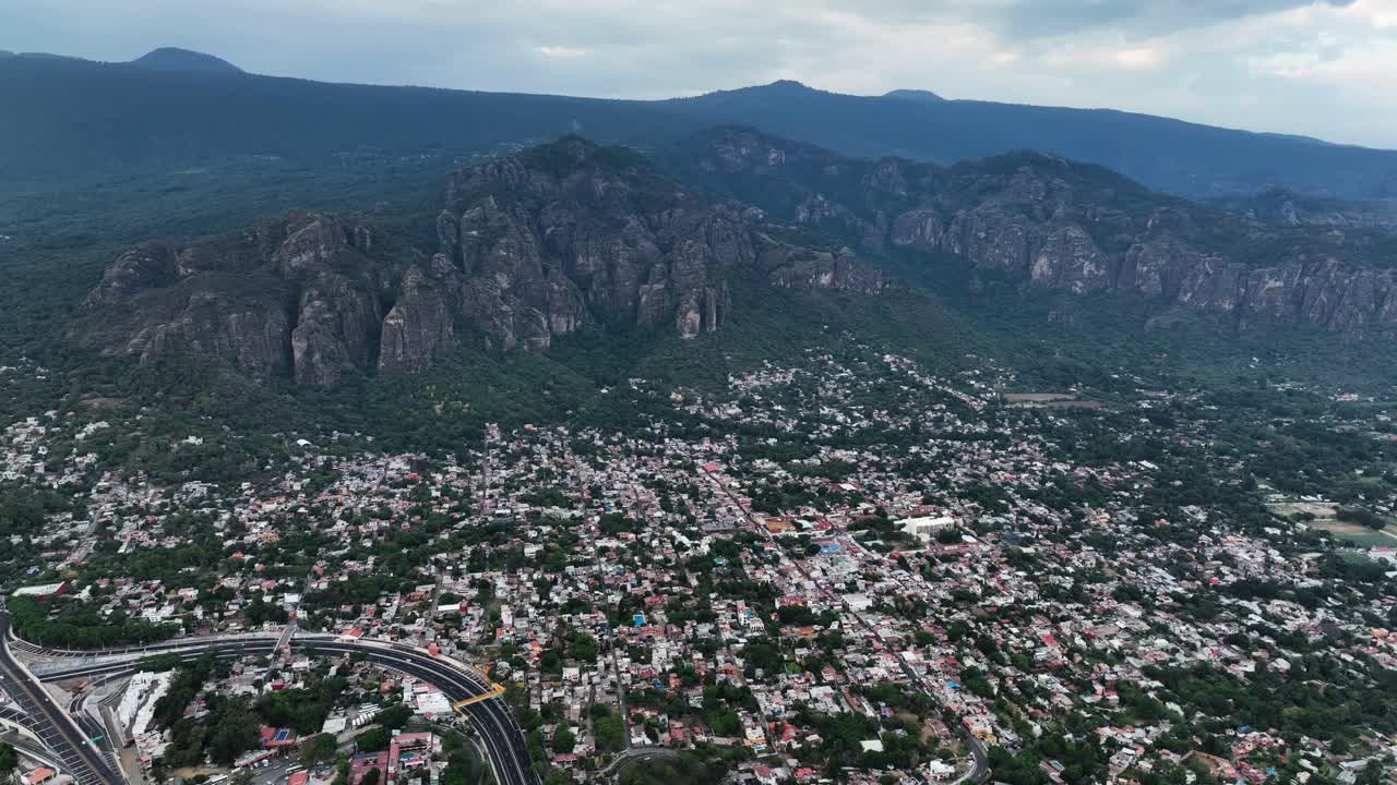 vista aérea de la ciudad de tepoztlan y el monte tepozteco en morelos, méxico