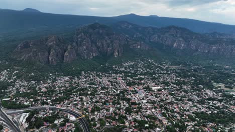 Aerial-wide-overview-of-the-Tepoztlan-Town-and-Mount-Tepozteco-in-Morelos,-Mexico