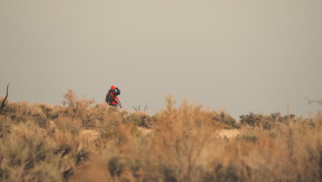 Cazador-Caminando-En-El-Horizonte-A-Través-Del-Desierto