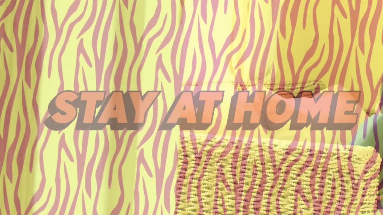 단어의 애니메이션 집에서  ⁇ 스 인종 여자가 전화로 이야기