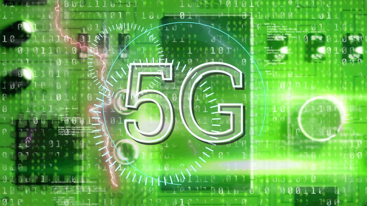animación de 5g y procesamiento de datos sobre código binario en fondo verde