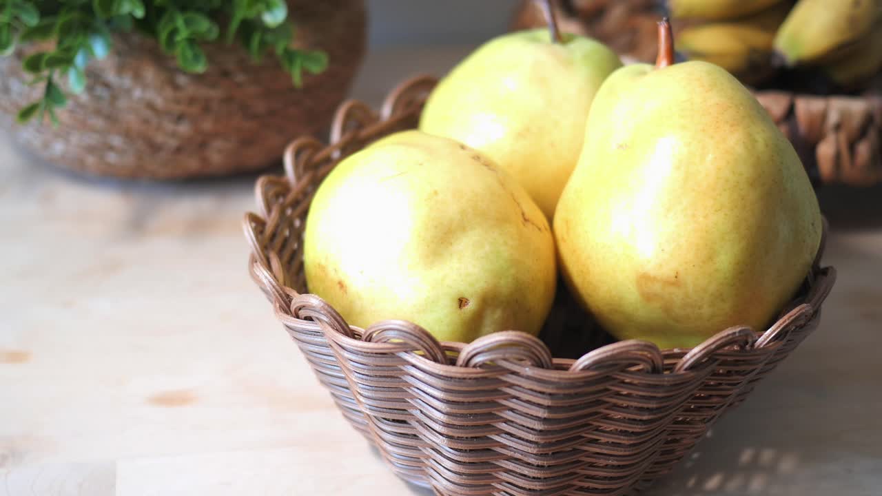 peras frescas en una canasta marrón