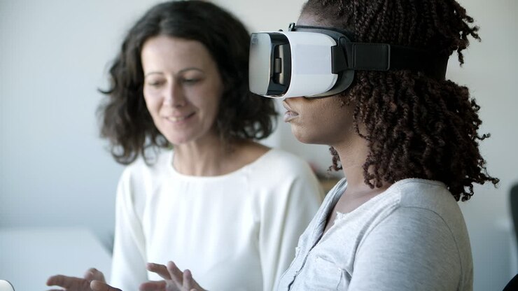 Primo piano di donne sorridenti che testano un visore VR