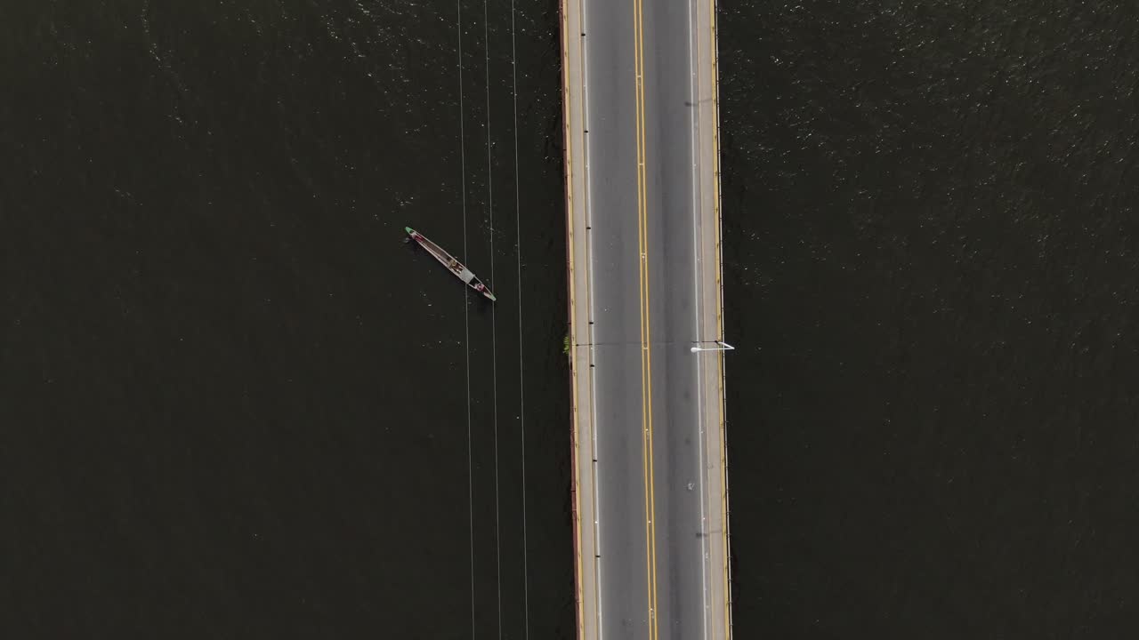 강과 지나가는 교통 위의 조감도 다리