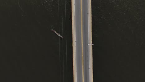 Vista-De-Pájaro-Puente-Sobre-El-Río-Y-El-Tráfico-Que-Pasa