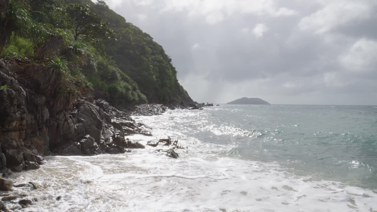 베트남 콩 다오 의 바이  ⁇  해변 에 있는 바위 산 들 을 강타 한 거친 파도