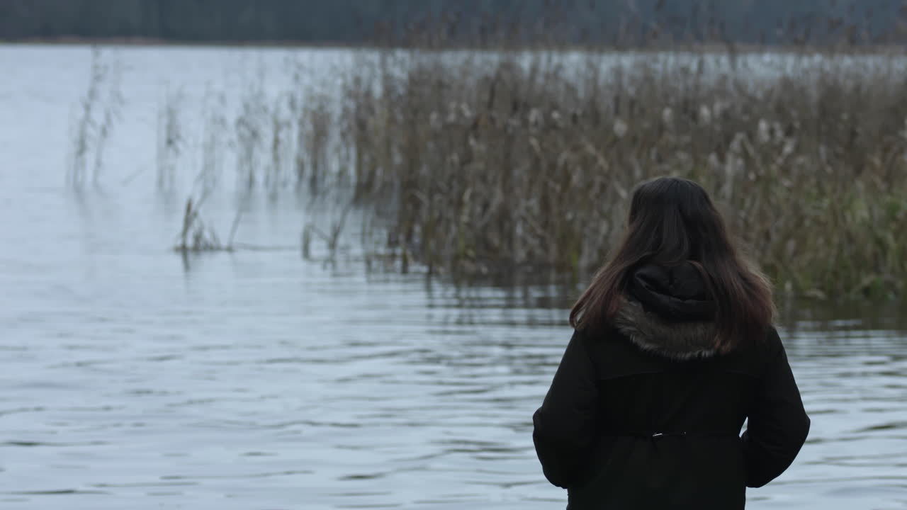 그녀의 비전을 위해 평온한 생각을 연결하는 데 도움이 되는 전면 뷰를 가진 책임감 있는 여성