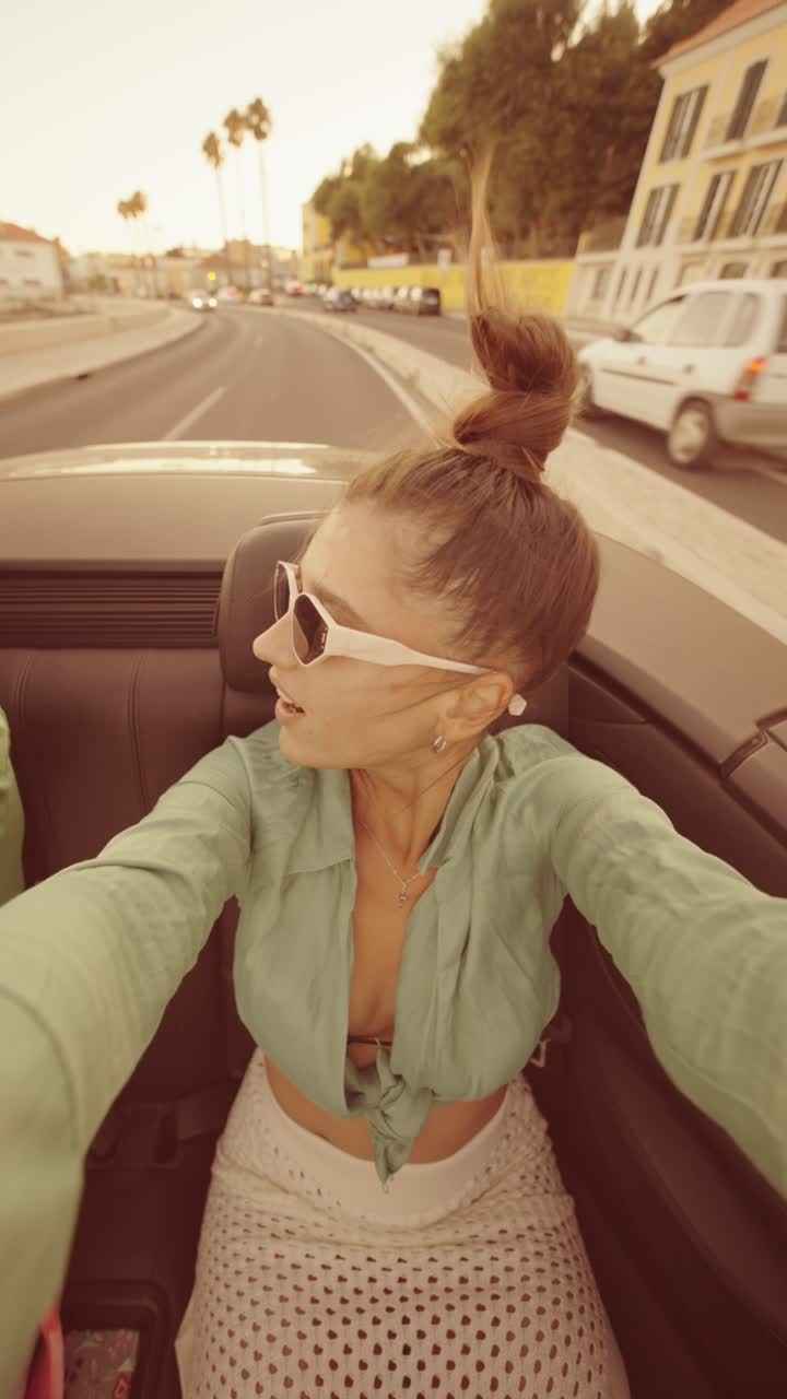 una mujer disfrutando de un paseo en un descapotable