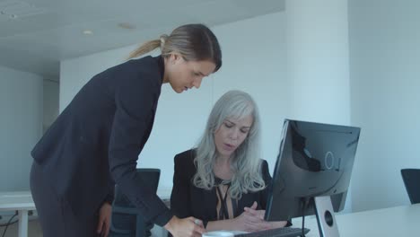 líder femenina seria pidiendo al gerente que revise el informe