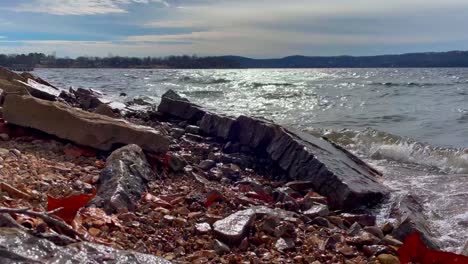 Olas-Rompiendo-En-Las-Rocas-Tiro-Estacionario-Table-Rock-Lago-Missouri