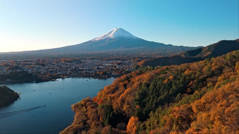 esta impresionante imagen aérea captura la serena belleza del lago kawaguchi al amanecer, enmarcado por el icónico monte fuji en el fondo.