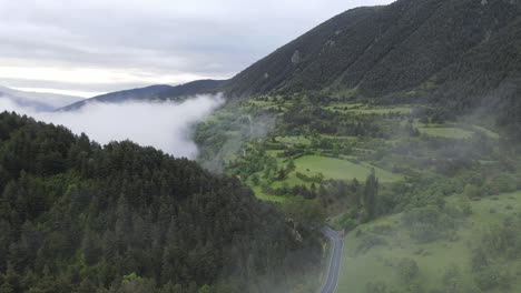 Vista-Aérea-De-Un-Gran-Valle-Hermoso-En-Los-Pirineos-Rodeado-Por-Una-Montaña-Majestuosa-Y-Boscosa-Con-Todo-Tipo-De-Pinos