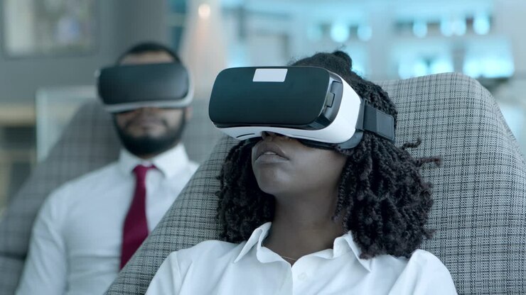 Jeune femme concentrée avec un casque VR