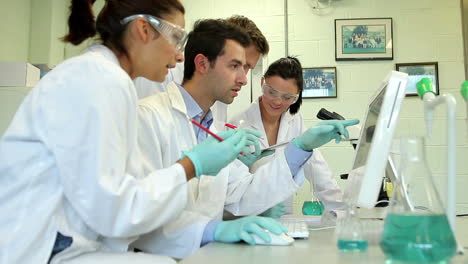 Estudiantes-De-Ciencias-Trabajando-Juntos-En-Un-Experimento