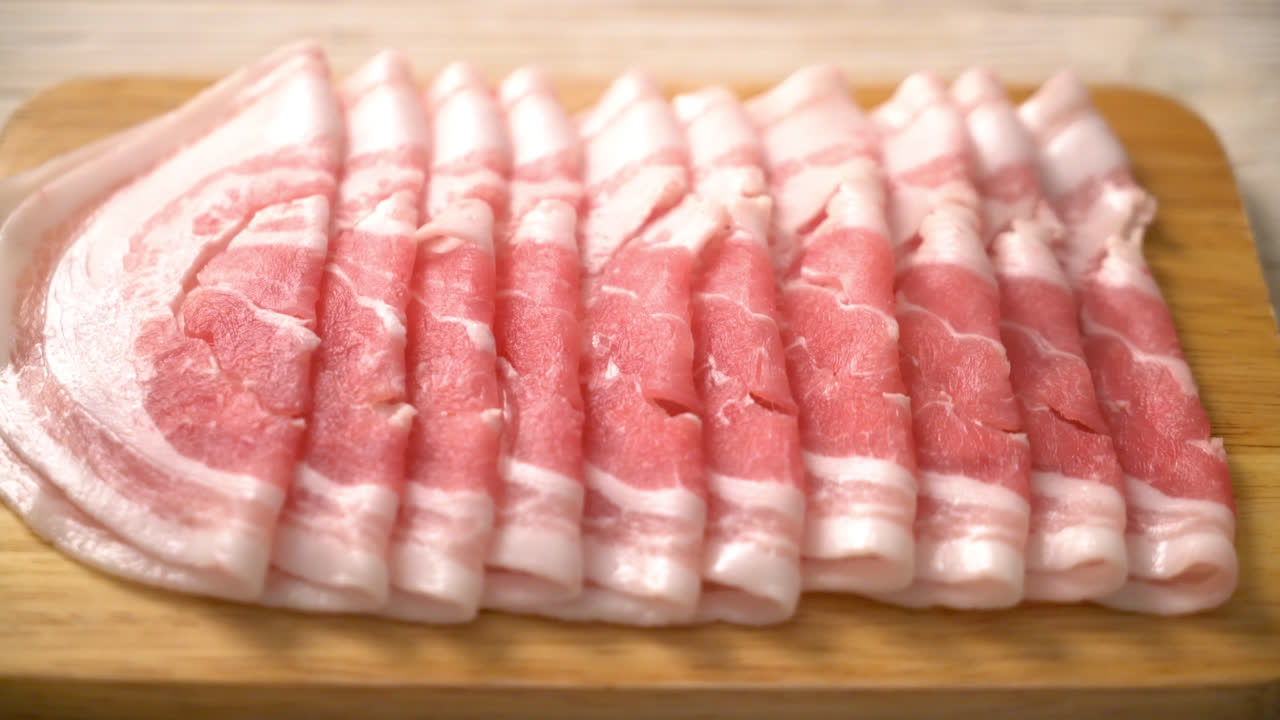 신선한 생 삼겹살 슬라이스