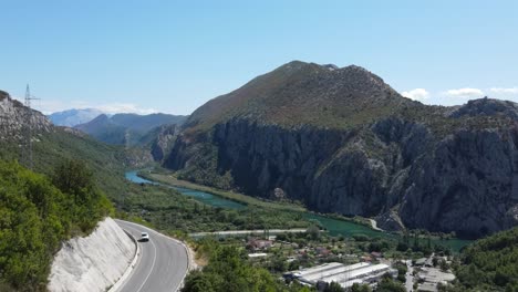 camino sinuoso y río verde cetina en omis, croacia, imágenes aéreas
