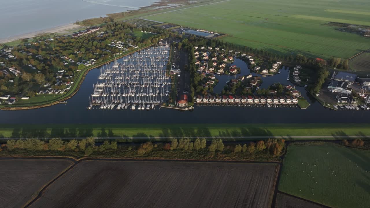 겨울 에 세일 보트 가 있는 작은 항구 의 공중 사진, 워크움, 네덜란드