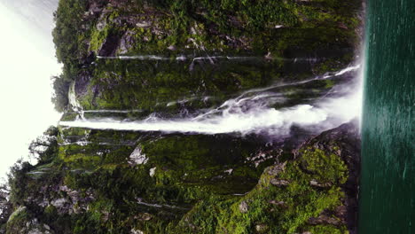 stirling cae salpicando en la superficie del agua del lago azul, tiro vertical