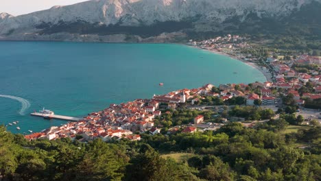 arco aéreo disparado sobre la ciudad de baska en la isla de krk con vistas a la bahía