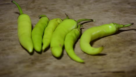 pimientos picantes con especias en la mesa de madera de cerca
