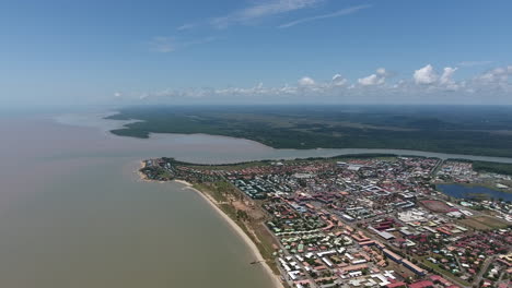 Kourou-Flussmündung-Der-Stadt-Kourou.-Luftdrohnenaufnahme-Französisch-Guayana