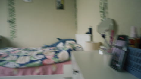 una adolescente realizando una rutina de seda aérea en el dormitorio