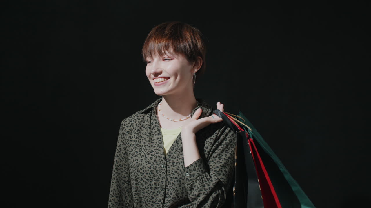 쇼핑 가방 을 들고 있는 즐거운 소녀 의 초상화