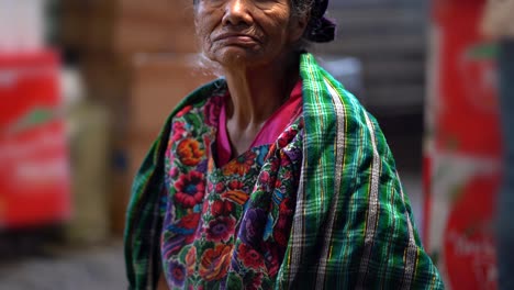 Mujer-Mayor-Maya-En-Mercado-En-Guatemala