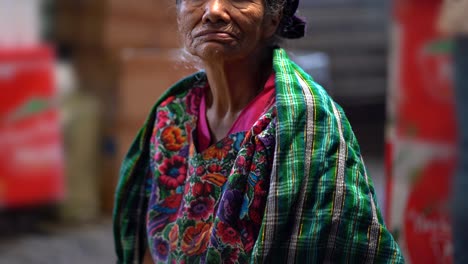 mujer mayor maya en mercado en guatemala