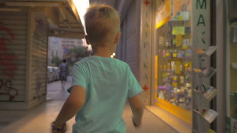 Kleiner-Junge-Läuft-Abends-Auf-Der-Stadtstraße