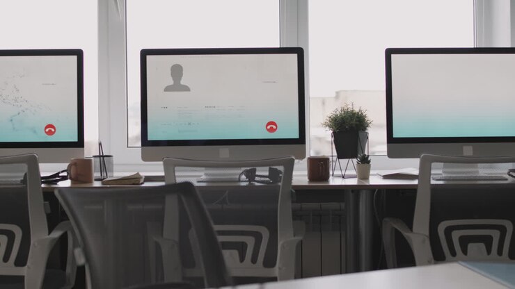 Postazione moderna per videoconferenze in ufficio.