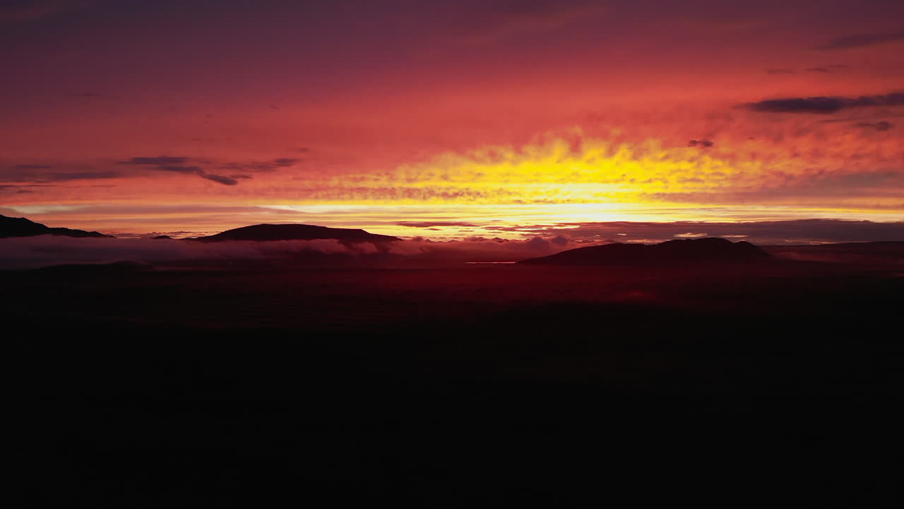 puesta de sol sobre las montañas