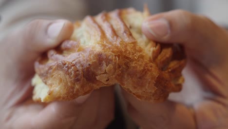 맛있는 페이스트리를 들고 있는 손