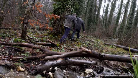 excursionistas en un arroyo del bosque