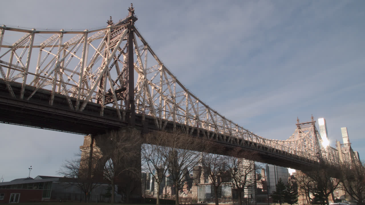 Most Queensboro w jesienny dzień. Nagrane w Long Island City, Queens.